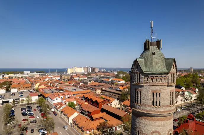 Flygbild Lidköpings stadskärna inklusive gamla vattentornet