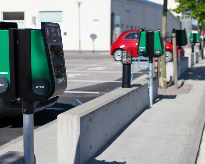 En rad parkeringsautomater som sitter bredvid varandra.