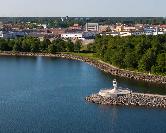 Ett vattendrag med en staty i mitten.