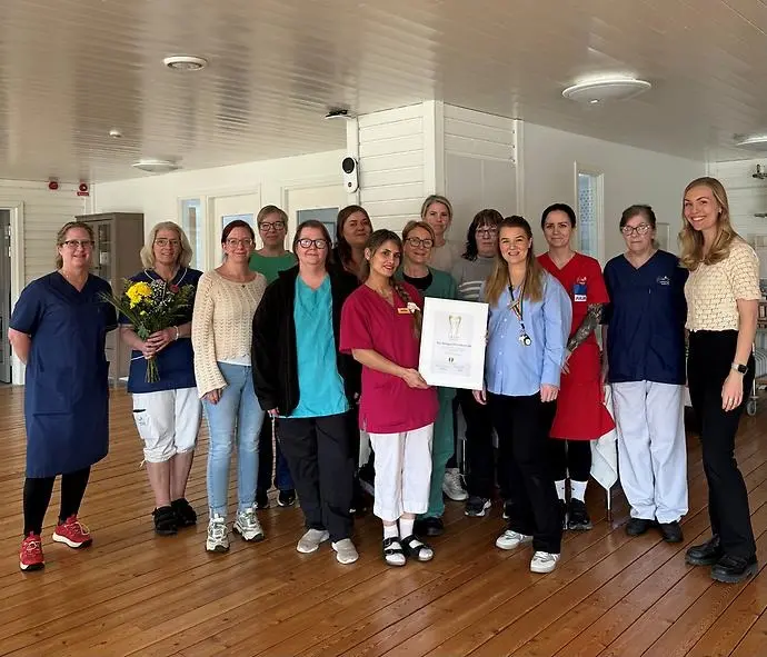 Medarbetare på Björkhaga tar emot pris för munvård