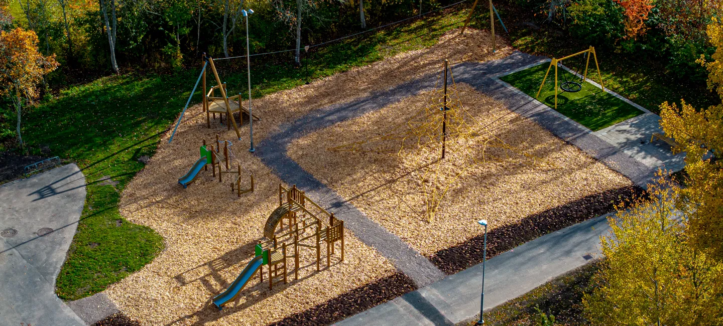 En flygbild av en lekplats i en park.