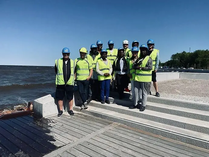 Vid studiebesök till Framnäs strandpromenad berättar projektledare Ronnie Hollsten om det nya stadsutvecklingsområdet.