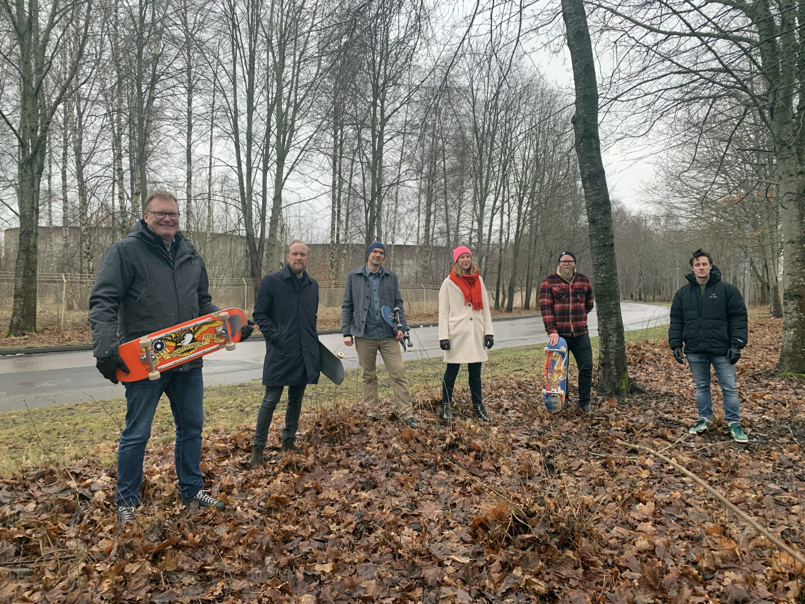 Roger Ahlén, ordförande Kultur- och fritidsnämnden och Gustav Löfholm, Tobias Åberg, Mia Schnitzler, Daniel Maronde och Pontus Pettersson från Lidköpings skateboardförening vid området där skateparken är planerad.