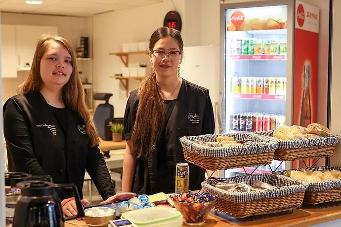 Två elever på programmet för Administration, handel och varuhantering som säljer fika i ett av De la Gardiegymnasiets caféer