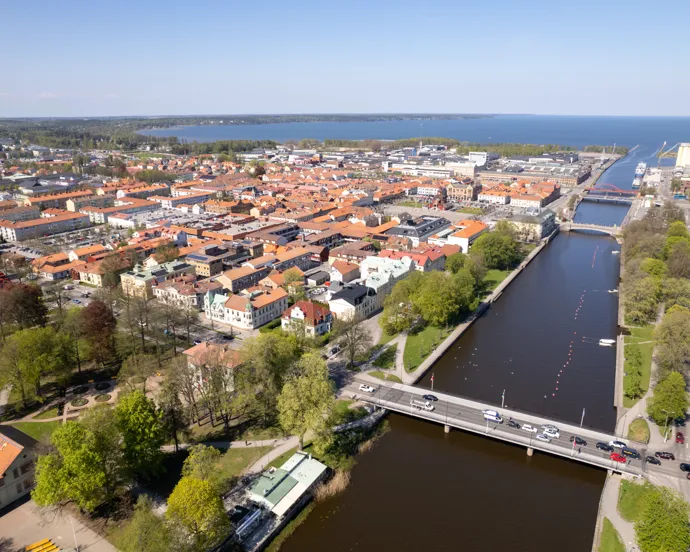 En flod som rinner genom en stad bredvid en bro.