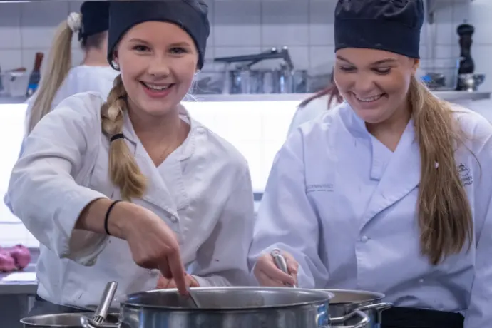 Vackert upplagd maträtt på vit tallrik