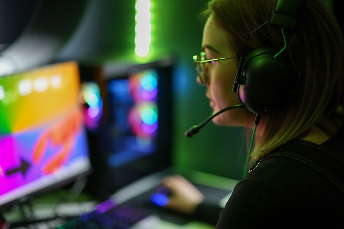 Digital kommunikatör. En tjej som sitter och skapar framför datorskärmar