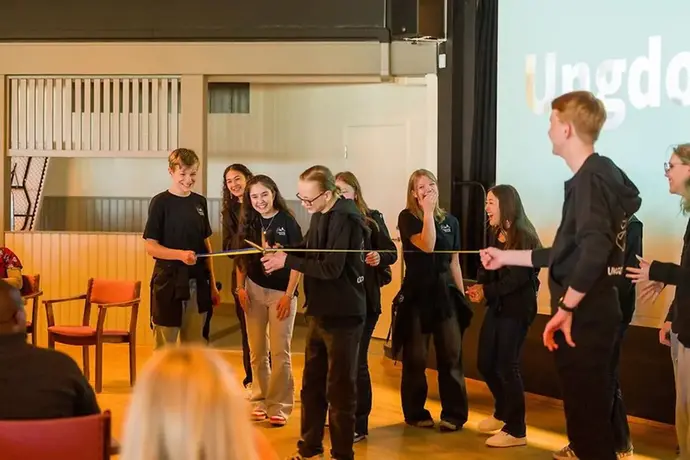 I måndags klipptes bandet, nu är ungdomsrådet officiellt igång.